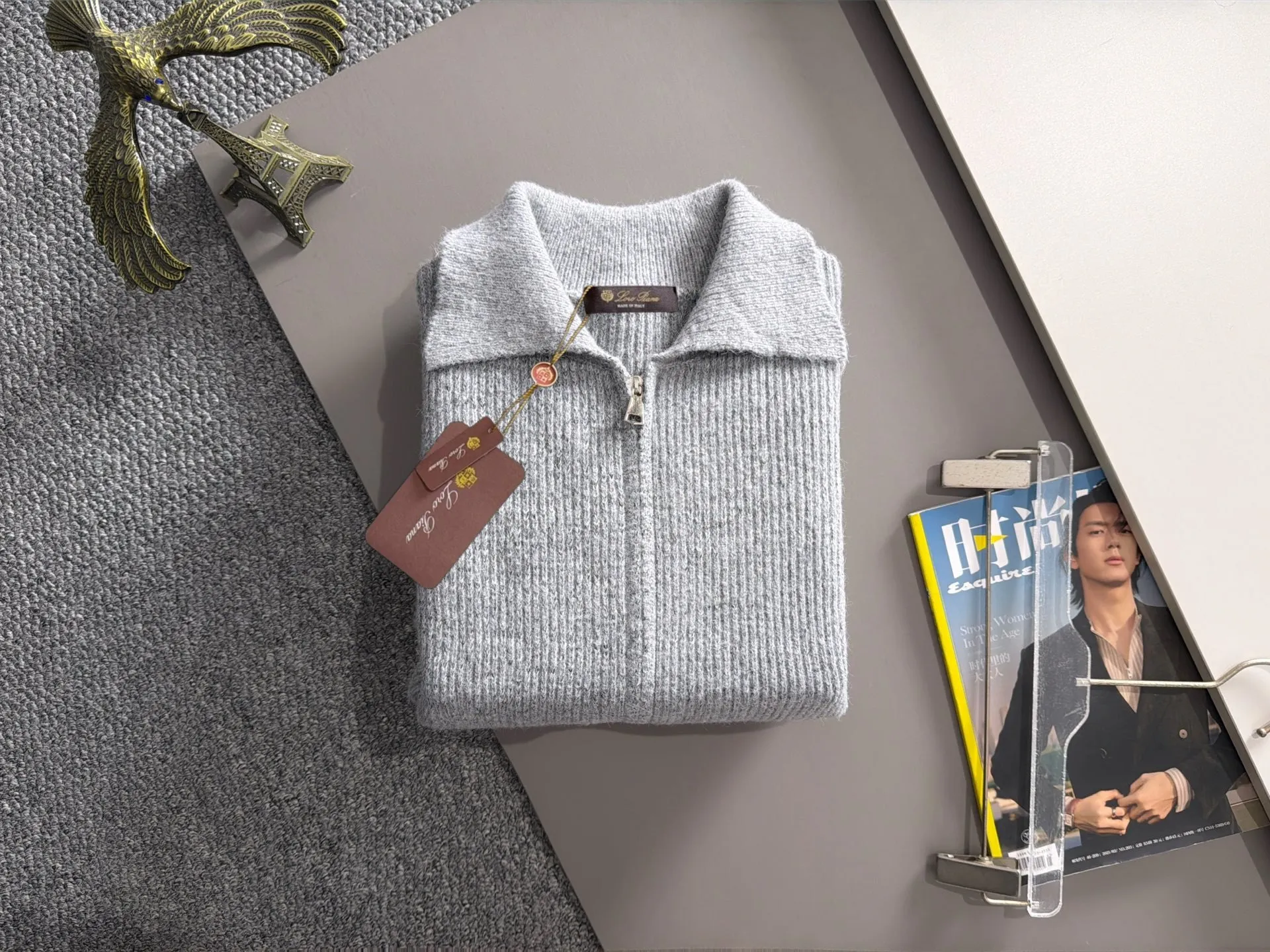 LP Loro Piana's 2026 autumn and winter latest sweater jackets from the official website are now on sale at the counter for Hot Sale! Specially made of wool blended fabric. It feels comfortable and can be directly in contact with the skin. The logo badge is exquisitely embroidered, which is extremely eye-catching! The details highlight the fashionable charm of big brands. Exquisite workmanship. Three-dimensional cutting style. The wearing effect is invincible and handsome! All three standards are complete! Sizes:M-3XL